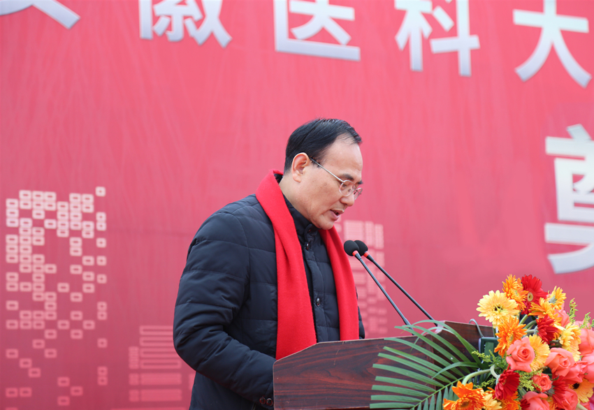 2、安徽醫(yī)科大學(xué)副校長、臨床醫(yī)學(xué)院院長余永強(qiáng)主持儀式_副本.jpg