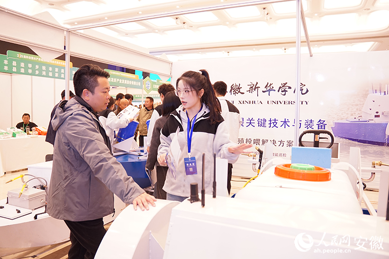 團隊學(xué)生解答客商疑問。人民網(wǎng) 丁紀(jì)攝.jpg
